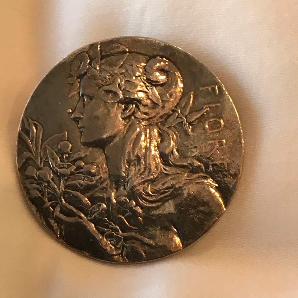 Vintage cameo flore lady pin ❤️🥰